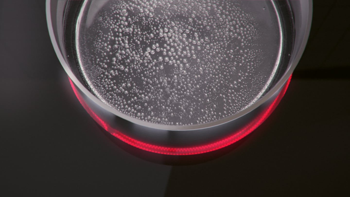 Pan met kokend water op kookplaat